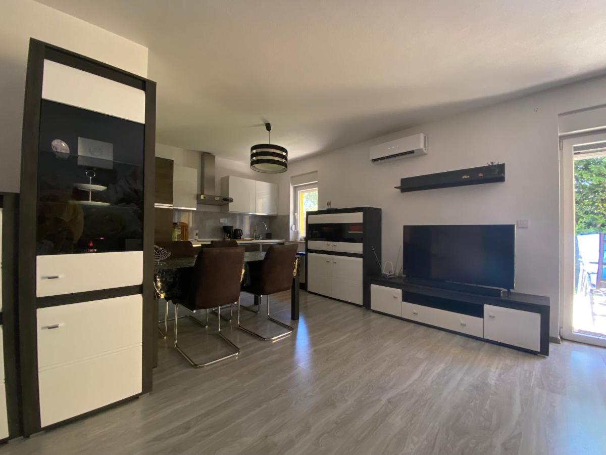 Spacious Apartment Close To The Sea In Kastel Luksic Kastela Luaran gambar