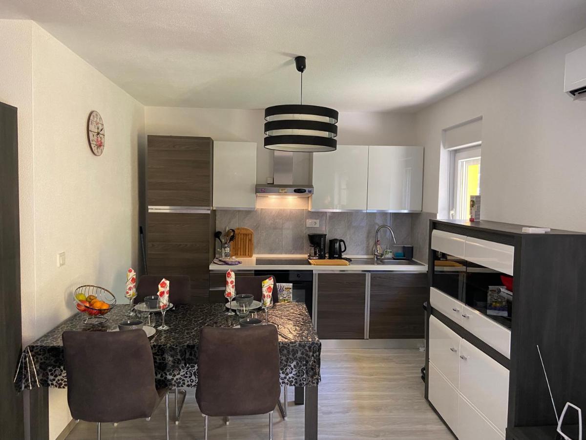 Spacious Apartment Close To The Sea In Kastel Luksic Kastela Luaran gambar