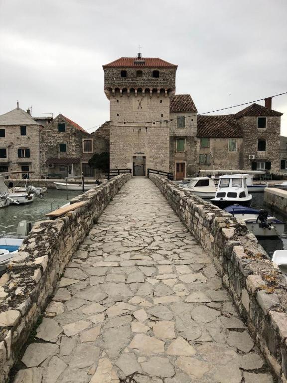 Spacious Apartment Close To The Sea In Kastel Luksic Kastela Luaran gambar