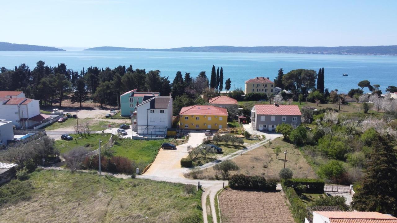 Spacious Apartment Close To The Sea In Kastel Luksic Kastela Luaran gambar