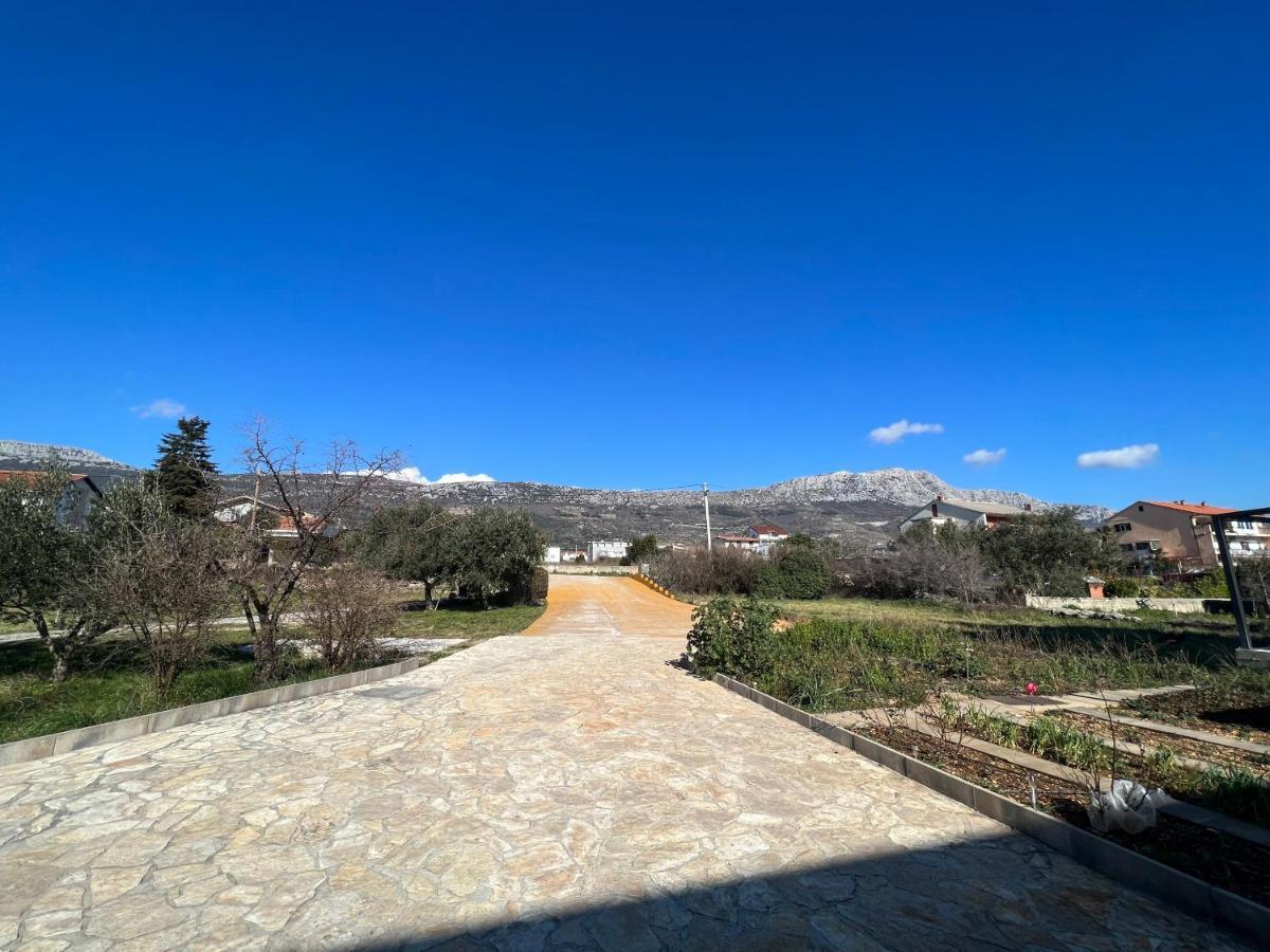 Spacious Apartment Close To The Sea In Kastel Luksic Kastela Luaran gambar